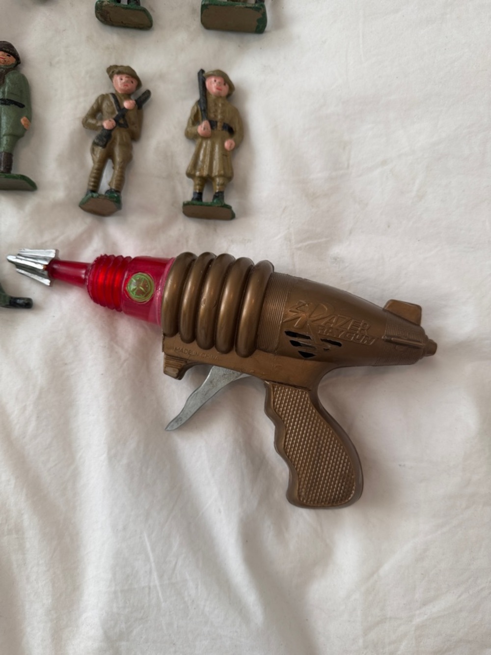 Vintage Metal Toy Soldier Lot with Ray Gun - Green and Brown - Picture 7 of 8